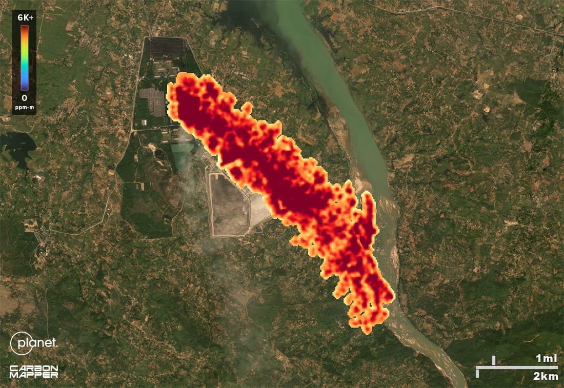 On the background of a satellite image, a carbon dioxide plume can be seen at an electricity generation site in India. The plume is colored with a gradient that matches the methane emissions intensity of its emissions.